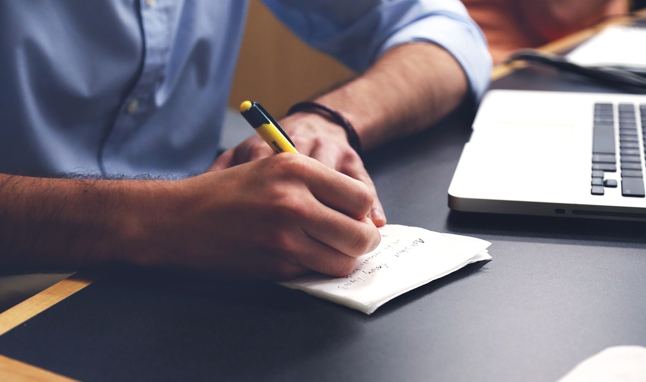 Planning a Microsoft 365 email migration at a desk